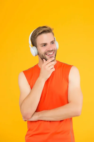 Happy bearded man listen music in digital earphones wearing sporty clothes for workout, enjoyment — Stock Photo, Image