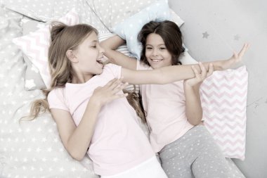Pijama partisi kavramı. Kızlar sadece eğlenmek ister. Arkadaşını yatıya davet et. Sonsuza kadar en iyi arkadaş. Tema pijama partisini düşün. Pijama partisi zamansız çocukluk geleneği. Kızlar yatakta dinleniyor.