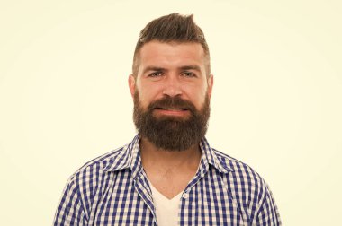 Sıcak gülüşünü. Kuaföre saç kestiriyorum. Hipster müşteri berber dükkanını ziyaret ediyor. Erkek güzellik portresi. Bakımlı sakallı bir adam. Gülümseyen olgun adam. Erkek berber bakımı. Saç kesimini mükemmel gösteriyor.