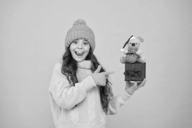 Alışveriş mağazasında. Mutlu yıllar 2020. Yılın fare sembolü. Küçük mutlu kız fareyi tutuyor. Çocuk süveter ve şapka örüp pelüş oyuncak oynuyordu. Çocuklar için oyuncak dükkanı. İnternette noel hediyeleri. Xmas için hazırlan.