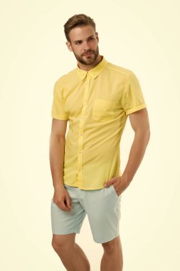 Adam cidden ayakta duruyor. Tüylü adam beyazı soyutladı. Erkek güzellik ve moda. Yakışıklı adam poz veriyor. karizmatik üniversite öğrencisi. Yakışıklı, seksi adam. Kendine güvenen genç adam