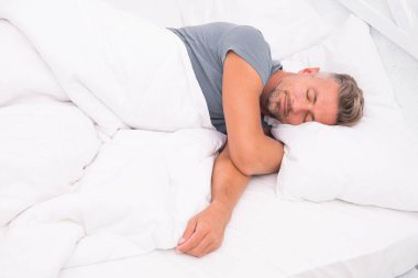 Evde yumuşak yastıklarla yatakta yatan seksi adam. Mükemmel bir sabah. Bahşişler daha iyi uyuyor. Erkek sağlığı. Evde iyi vakit geçiriyorum. Yatak odasında dinleniyor. hayal kuran erkek. Gündüz uyuyor. Yeni bir günün sabahı