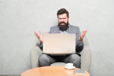 İşle ilgili bazı sorunlar var. Hipster kahve içiyor ve bilgisayar istasyonunda çalışıyor. Sakallı adam internette işini yapıyor. Mesafe ile küresel çalışma