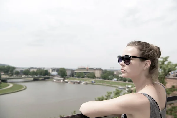 Mujer mira el río Vístula en Krakow, Polonia. Mujer sensual en gafas de sol en día soleado. Concepto vacaciones de verano. Wanderlust, viajar y descubrir — Foto de Stock