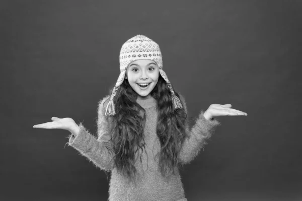 I co z tego. Chcę się tylko zabawić. Zimowy strój. Cute model cieszyć się stylem zimowym. Małe dziecko długie włosy noszą kapelusz. Koncepcja czasu zimowego. Mały dzieciak nosi czapkę z dzianiny. Mała dziewczynka zima moda akcesoria — Zdjęcie stockowe