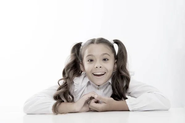 Excelente aluno magra na mesa branco isolado. Estudante perfeito com cabelo elegante arrumado. Penteado da escola lista superior final. Prepara o primeiro dia de escola. Estudante feliz sorriso bonito rabo de cavalo penteado — Fotografia de Stock