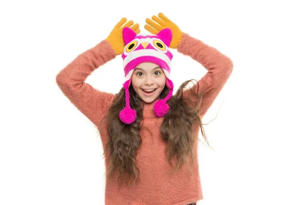 Freddo inverno. vestiti caldi e accessori moda per bambini. felice attività infantile. bambina in cappello paraorecchie modello divertente. vacanza invernale meraviglia. bambino cappello lavorato a maglia isolato su bianco — Foto Stock