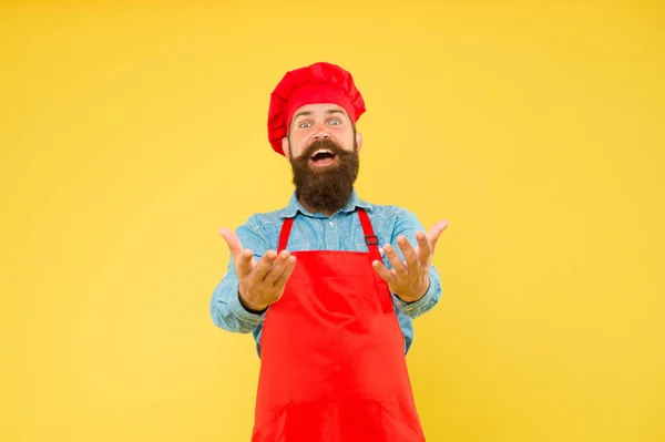 Cozinhe barbudo homem animado com deliciosas refeições, convidados bem-vindos — Fotografia de Stock