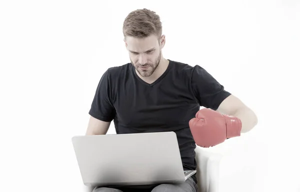 Hombre con portátil usar guante de boxeo aislado en blanco. El hombre barbudo utiliza la computadora para el juego de Internet. Apuestas deportivas y apuestas en línea. Navegación por Internet y mundo virtual. Nueva tecnología para la vida moderna — Foto de Stock