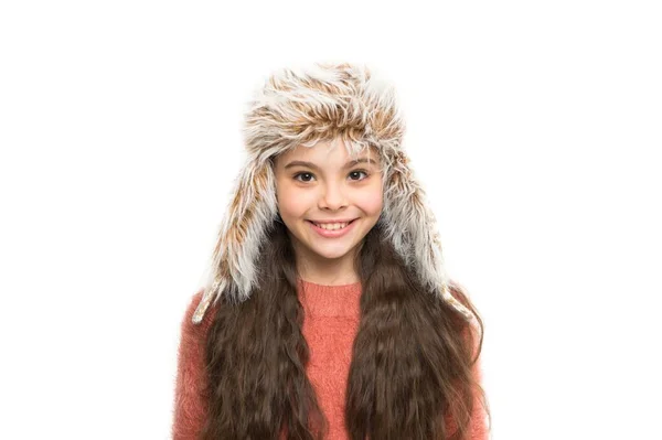 Μη εποχικά ζεστό. τελευταίες τάσεις για αυτό το χειμώνα. Το χαρούμενο παιδί φοράει καπέλο. σε χριστουγεννιάτικη διάθεση. Κοριτσάκι με μακριά μαλλιά, απομονωμένο στα λευκά. ζεστό και άνετο. τέλεια εμφάνιση για κρύο καιρό — Φωτογραφία Αρχείου