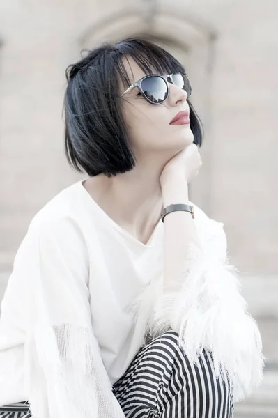 Mujer o niña con labios rojos en gafas de sol — Foto de Stock