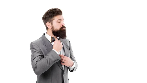 Homem consertar gravata arco. Empresário bruto a preparar-se. Homem maduro com barba no casaco isolado no branco. moda formal para hipster barbudo. O chefe masculino usa gravata borboleta. Esteta. Homem de negócios formal. espaço de cópia — Fotografia de Stock