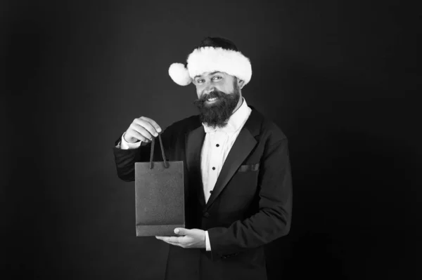 完璧な存在を見つけることを恐れてはいけない。ハッピーヒップスターはクリスマスショッピングをお楽しみください。ビジネスマンは紙袋の中でプレゼントと笑顔。サンタからのプレゼント。ボクシングの日のプレゼント。オフィスパーティー。与え、コピースペースの喜び — ストック写真