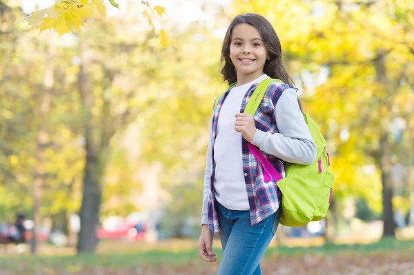 Feliz adolescente en el bosque de otoño con hermosa naturaleza estacional llevar bolsa de la escuela, la infancia — Foto de Stock