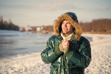 Doğayı keşfetmek. Düşünceler için yer. Soğuk ve yalnızlık. Kürk kapüşonlu erkek. Sıcak ve rahat hissediyorum. Yeşil kabarık ceketli adam. İnsanlar kış manzarasının tadını çıkarırlar. Doğa çok güzel.