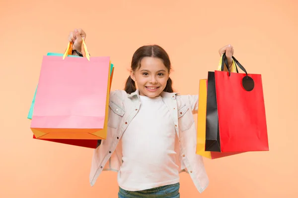 Sexta-feira negra. conceito de sexta-feira negra. menina com pacotes na sexta-feira preta. sexta-feira preta com criança feliz comprador. após o dia de compras — Fotografia de Stock