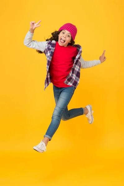 Dépêchez-vous enfant en chapeau courir vers l'avant pour des vacances saisonnières et des vacances, temps libre et loisirs — Photo