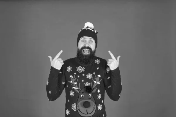 Hippi, neşeli sakallı adam kışlık kazak ve şapka giyer. Mutlu yıllar. Tatil partisi çılgınlığına katıl ve çirkin Noel süveteri partisine ev sahipliği yap. Harika hissediyorum. Şenlik kıyafetleri al. Geyikli süveter — Stok fotoğraf