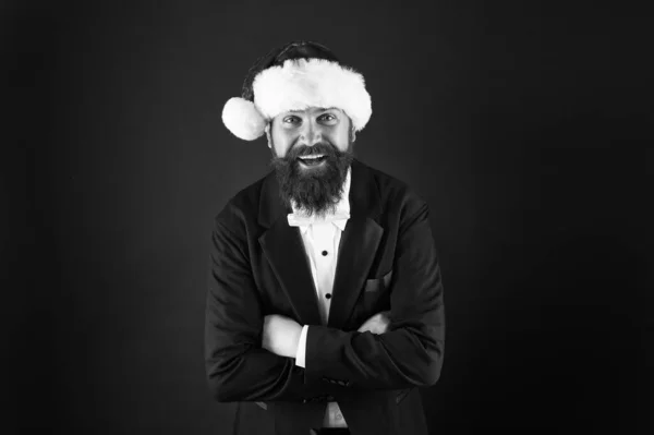 L'uomo barbuto hipster indossa il cappello da Babbo Natale. Idea dello spirito natalizio. Idee per feste aziendali. Festa di Natale aziendale. Relazione finanziaria. Il direttore pronto festeggia l'anno nuovo. Ufficio festa di Natale — Foto Stock