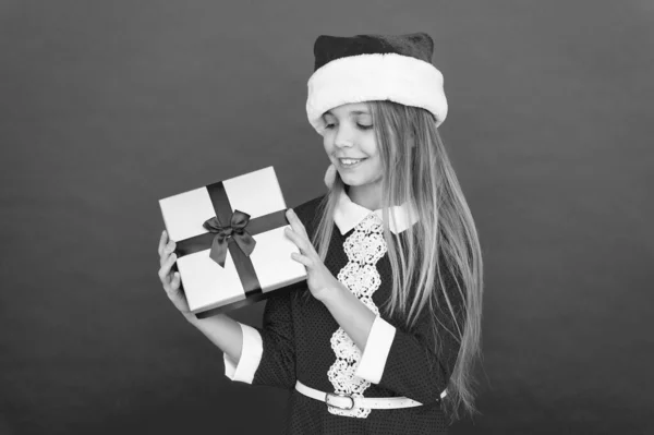 クリスマスプレゼントの配達時間だ。クリスマスプレゼントの時間だ。新年を祝う時間だ。最高のクリスマスギフトショップ。冬休みの買い物。幸せな子供のための現在の箱。サンタ・エルフさん — ストック写真