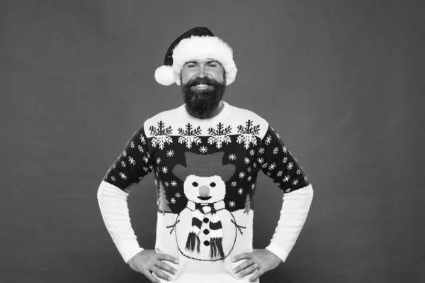 Vamos comemorar. homem barbudo feliz chapéu de Pai Natal vermelho. alegre hipster favorito camisola engraçada com boneco de neve. férias de inverno divertido. moda de roupa quente sazonal. pronto para o ano novo. Feliz Natal! — Fotografia de Stock