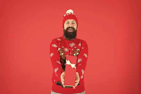 Merry christmas and happy new year. Handsome man celebrate winter holidays red background. Christmas shopping. Christmas present concept. Buy thing from wish list. Christmas gift. Guy wear winter hat — Stock Photo, Image