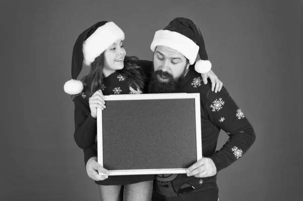 Lista dei desideri invernali. Programma delle celebrazioni natalizie. Tempismo della festa di Natale. Padre figlia lavagna copia spazio. Preparati per le vacanze. Babbo Natale sguardo di famiglia. Papà e la bambina. Auguri di Natale — Foto Stock