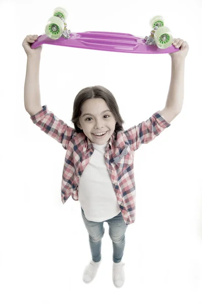 O melhor presente de sempre. Miúdo menina feliz levantando penny board. A criança gosta de skate de plástico como presente. hobby adolescente moderno. Como montar penny board. Menina cara feliz carrega placa de centavo acima da cabeça fundo branco — Fotografia de Stock