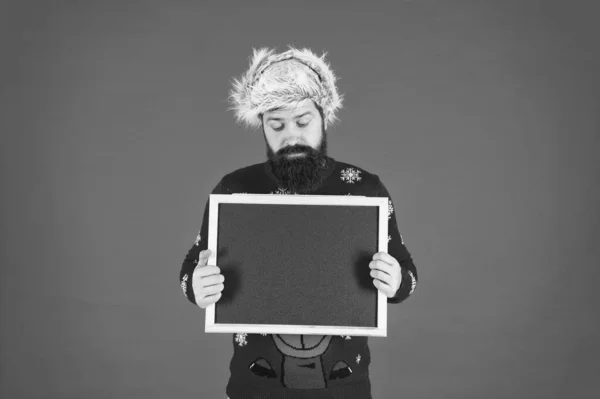 Services supplémentaires. Annonce d'hiver. Barbu hipster homme blanc espace de copie tableau noir. Publicité du Père Noël. Des informations sur le tableau. Offre saisonnière. Offre de Noël. Concept d'offre spéciale — Photo