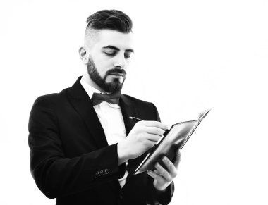 Bıyıklı ve gülüşlü sakallı iş adamı organizatörü ve yazar.
