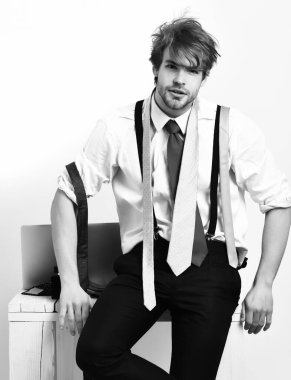 Beyaz arka planda renkli kravatları olan sakallı maço adam.