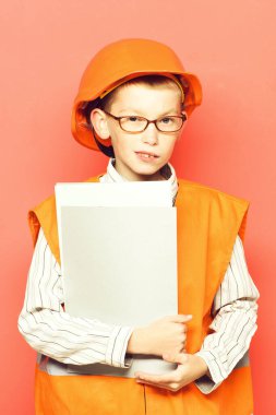 Genç, şirin inşaatçı çocuk.