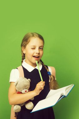 Çalış ve okul konseptine dön. Örgü ören kız göz kırpıyor