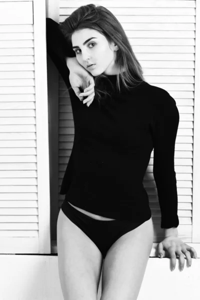 Jolie fille sexy mignonne posant en body noir — Photo