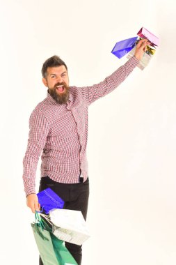 Ekose gömlekli adam alışveriş torbaları tutuyor..