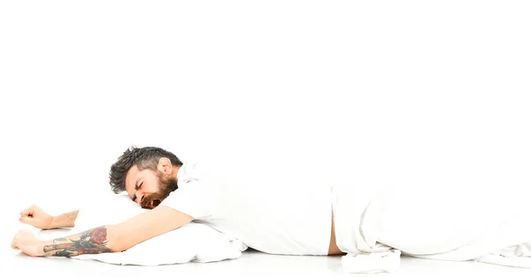 O homem com o rosto sonolento e bocejo jaz no travesseiro — Fotografia de Stock