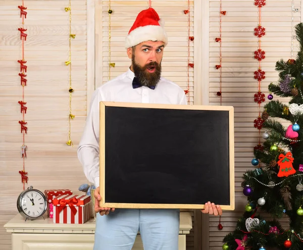 Man med skägg och fluga håller blank svarta tavlan — Stockfoto