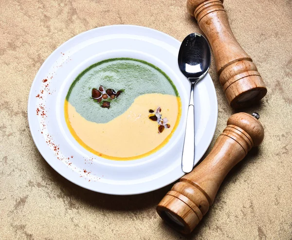 Hagyományos konyha koncepció. Spenót és tökkrém leves — Stock Fotó