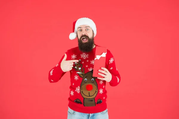 Χαρούμενος γενειοφόρος τύπος σε ζεστό πλεκτό πουλόβερ και καπέλο santa claus γιορτάζουν τις χειμερινές διακοπές του νέου έτους και να αισθάνονται καλά για τα Χριστούγεννα δώρο, ψώνια — Φωτογραφία Αρχείου