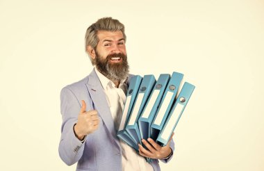 Proje müdürü. Proje yöneticisi. Proje belgeleri. Maaşın varsa fazla mesai yapmak zorunda mısın? Teslim tarihi konsepti. Adam bir sürü dosya taşıyor. Belgelerle çalış. Arşivleri ara. Belgeler.