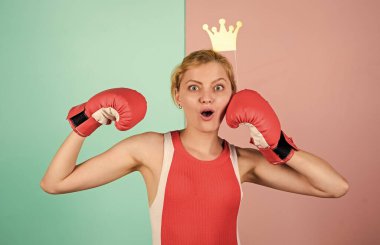 Atletik prenses. Mutlu kadın parti tacı. Kadın boksör boks eldivenleri. Kız kraliçe spor şampiyonu. En iyisi ol. Kazanan kadın. Boks ringinin kraliçesi. Prenses tacı takan sporcu kadın. Zafer konsepti