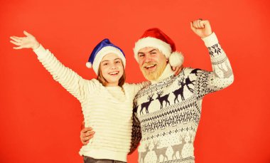 Hazır mısın? Komik örülmüş kazak. Baba ve kızı Noel 'i kutluyor. Xmas partisi. Aile tatiline bayılırlar. Kış Xmas havası. Yeni yıl geldi. Sakallı baba ve küçük kız Noel Baba şapkası