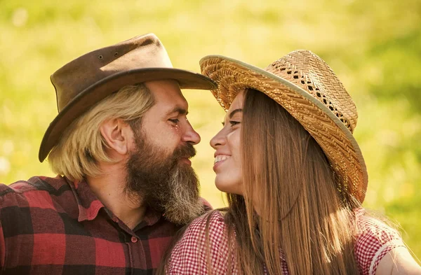 El mejor lugar para citas románticas. Pareja en el amor disfrutar de citas en la naturaleza de verano. Hombre barbudo y mujer sensual en la cita. Una relación romántica. Amor y romance. Agencia de citas. Servicio de citas — Foto de Stock