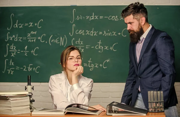 Educación y formación. Pareja en la escuela para la educación de adultos. Trabajador de la educación sexy y hombre barbudo. Entrenamiento en clase. Un gran lugar para la educación — Foto de Stock