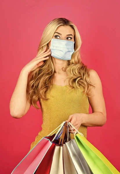 Безопасные и здоровые покупки. женщина в маске респиратора с бумажными пакетами. Покупатель защищает себя от пандемии коронавируса. покупаю медицинскую маску. Эпидемический дефицит. вирус карантин — стоковое фото