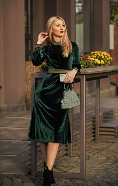 Silk velvet. Glamour velvet textile. Sexy woman outdoors. modern life. Girl carry handbag. Glamorous clutch accessory. Fashion blog. Elegant woman in green velour dress. Velvet fashion trend — Stock Photo, Image