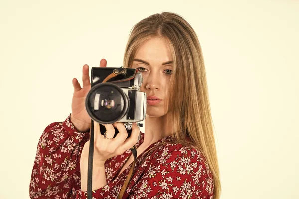 Kijk eens goed. vintage fotograferen. professioneel geschoolde vrouwelijke fotograaf. gelukkig meisje maken foto met ouderwetse camera. modern technologieconcept. verslaggever. vrouw met retro camera — Stockfoto