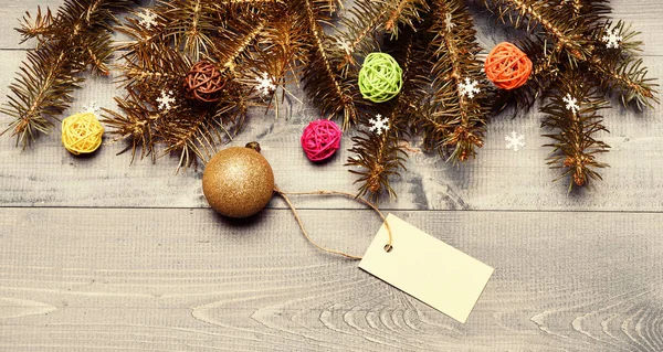 Tips voor het voorbereiden van kerst van tevoren. Winter- en kerstvakantie concept. Decoratieve bal speelgoed en gift tag kopiëren ruimte. Maak je klaar voor kerst. Kerst decoraties houten achtergrond bovenaanzicht — Stockfoto