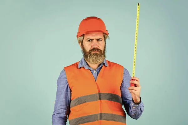 Make measurements apartment renovation. Safety Engineer Measure Acceptable Parameters. Builder with tape measure. Custom made furniture. Worker use tape measure. Size concept. Hipster in hard hat — Stock Photo, Image