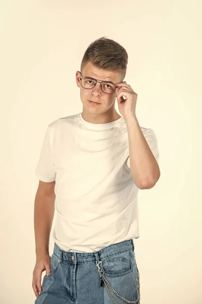 Olha para aquilo. estilo urbano. moda modelo adolescente. menino adolescente usar óculos. jovem rapaz em estilo casual. bonito adolescente macho isolado no branco. barbearia masculina e cabeleireiro. mens padrões de beleza — Fotografia de Stock